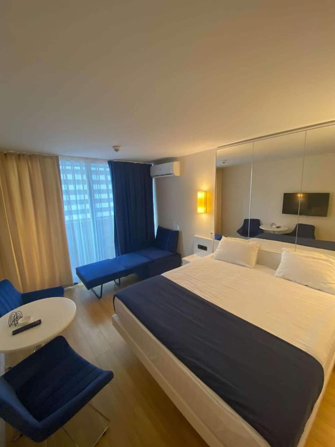 Lux Apart Hotel 555 Batumi Exterior foto